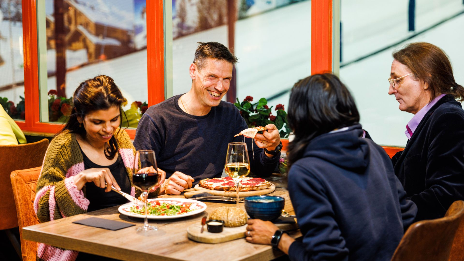 Dineren in het Restaurant van Montana Snowcenter met uitzicht op de piste