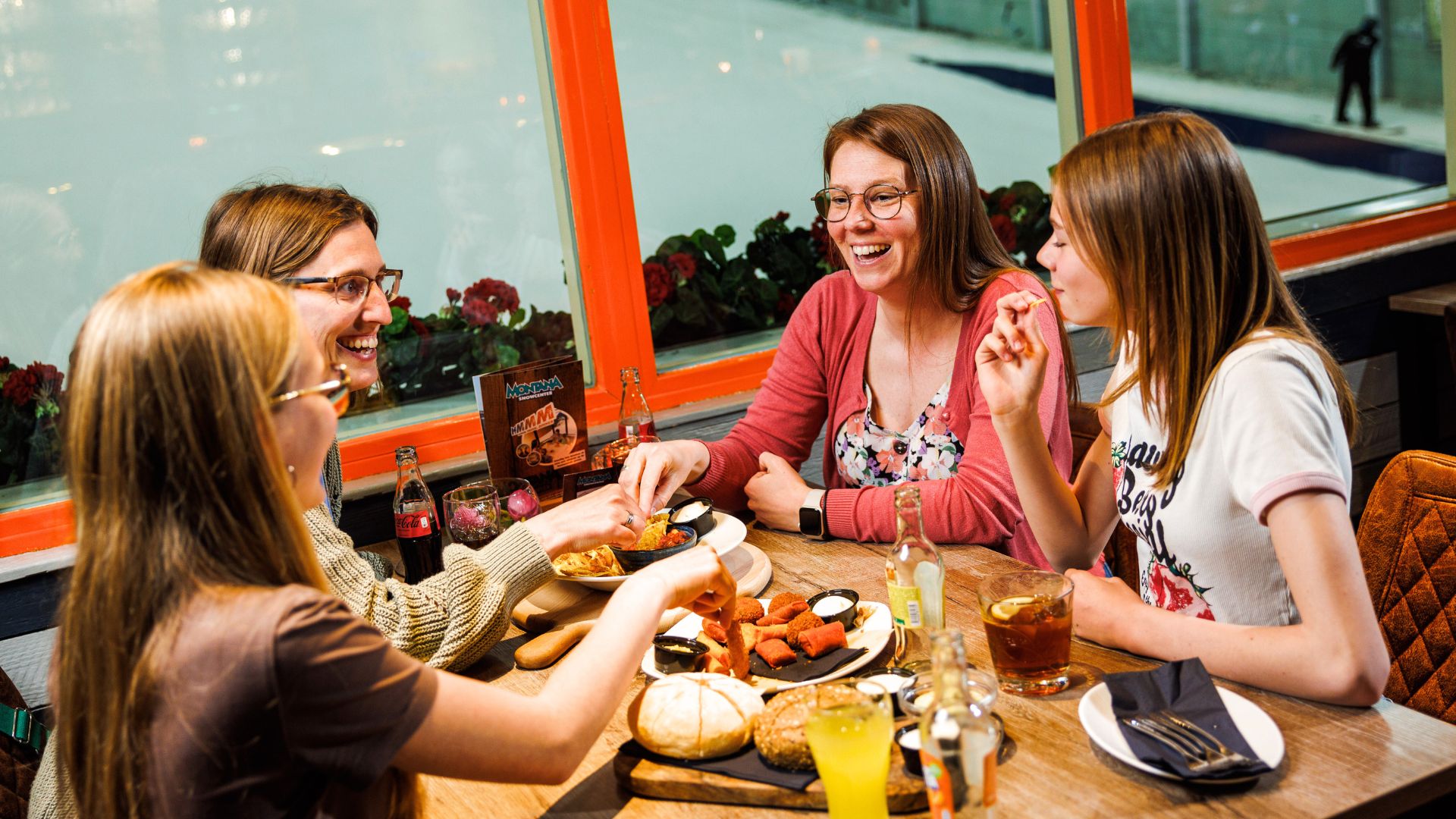 Dineren in het Restaurant van Montana Snowcenter met uitzicht op de piste