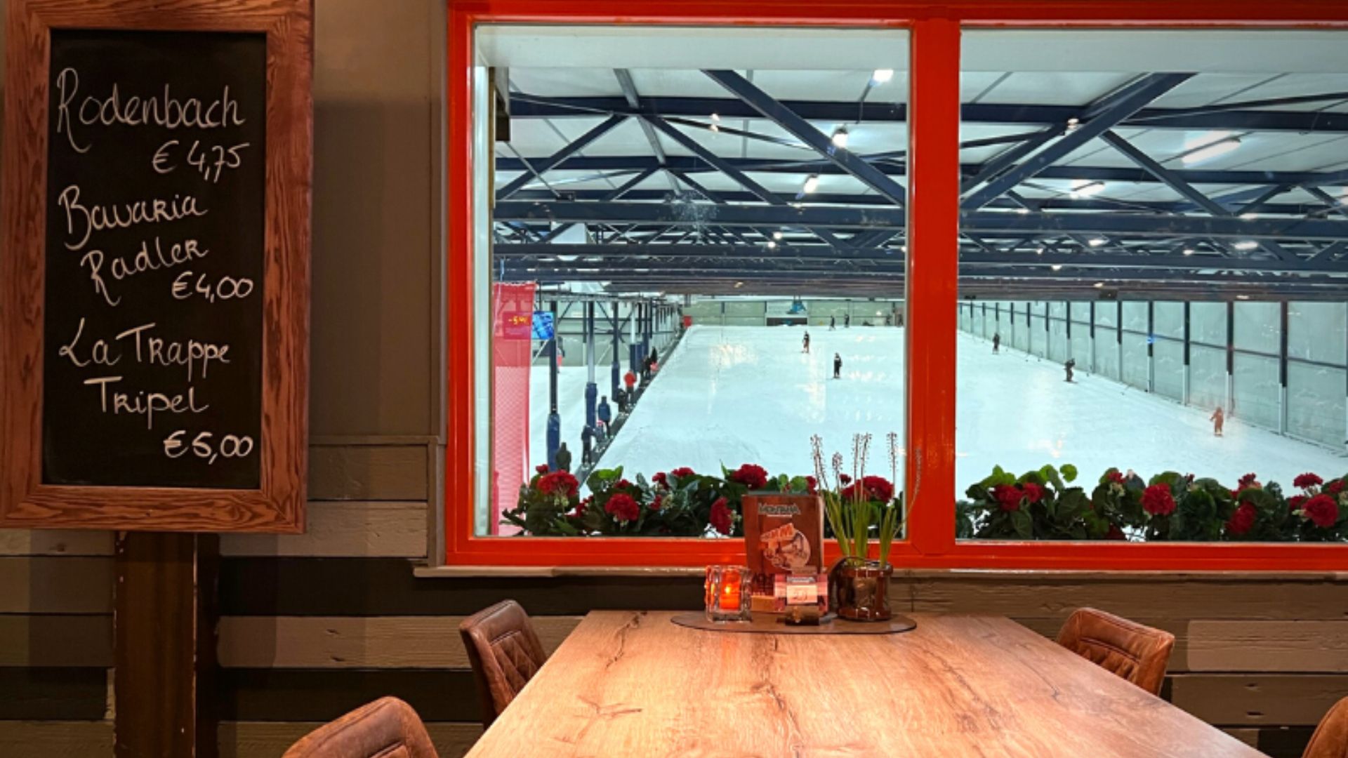 Restaurant van Montana Snowcenter met uitzicht op de piste