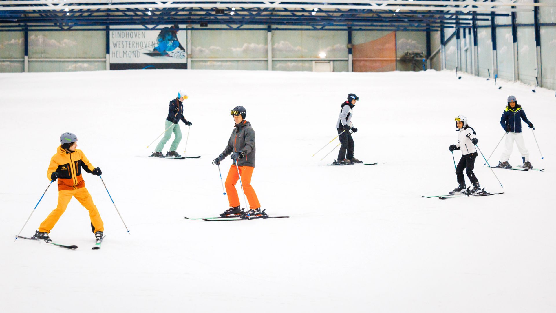 Indoor skiën op echte sneeuw. De cursisten volgen van de skileraar tijdens de skiles.
